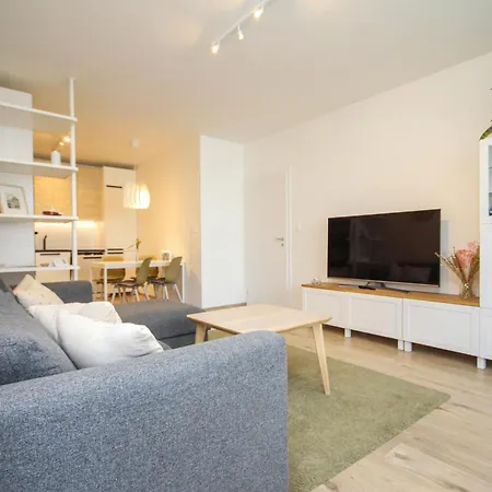 Cozy & Bright 2-bedroom In With Free Parking Apartment *
