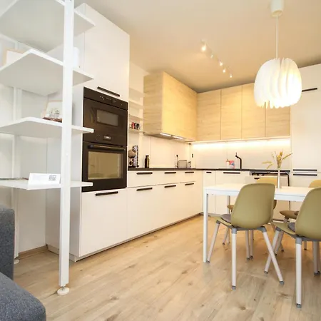 Apartment Cozy & Bright 2-bedroom In With Free Parking *