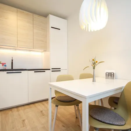 Apartment Cozy & Bright 2-bedroom In With Free Parking