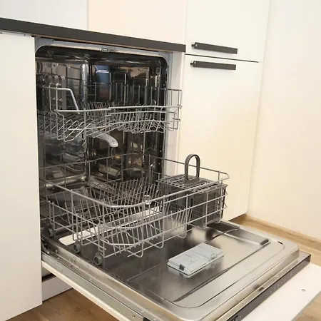 Cozy & Bright 2-bedroom In With Free Parking Apartment *
