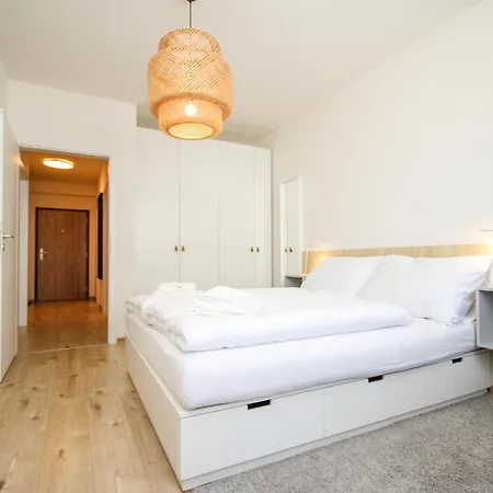 Cozy & Bright 2-bedroom In With Free Parking Apartment *