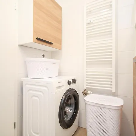 Cozy & Bright 2-bedroom In With Free Parking